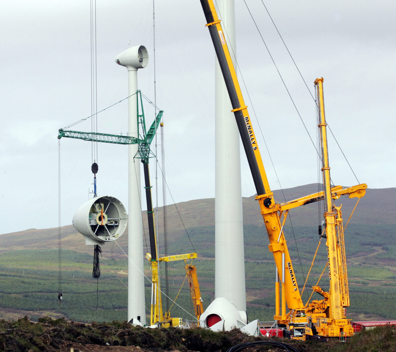 Cranes lifting sections of a wind turbine at Ben Aketil wind farm